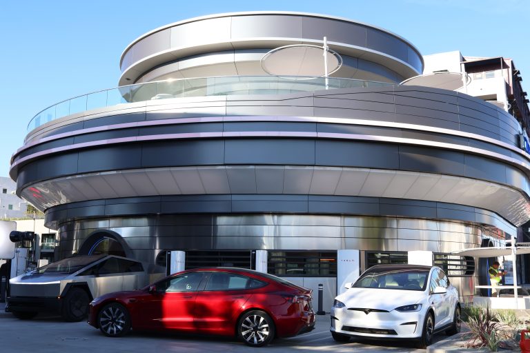 Tesla ha aperto il suo ristorante dove caricare la macchina